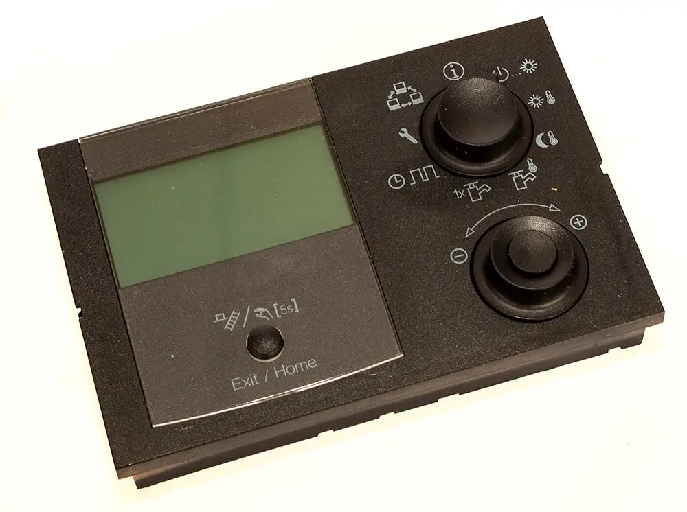 Bedieneinheit von Daikin mit LCD-Display und mehreren Bedienelementen. Enthält Tasten und Dials zur Steuerung und Navigation.